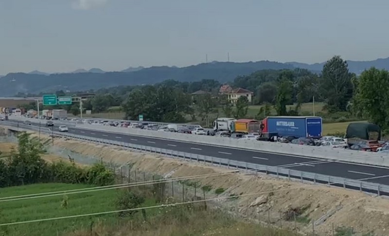 Trafik ne autostraden Thumane – Kashar, radha e automjeteve i kalon 10 kilometra